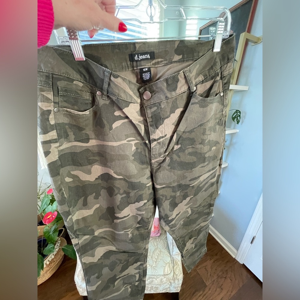 d. jeans Cropped Olive Camouflage Pants 16W